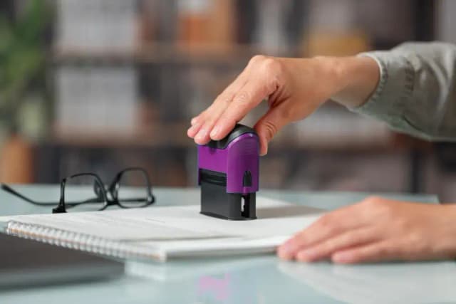 Officiële blauwe stempel op beëdigde vertaling