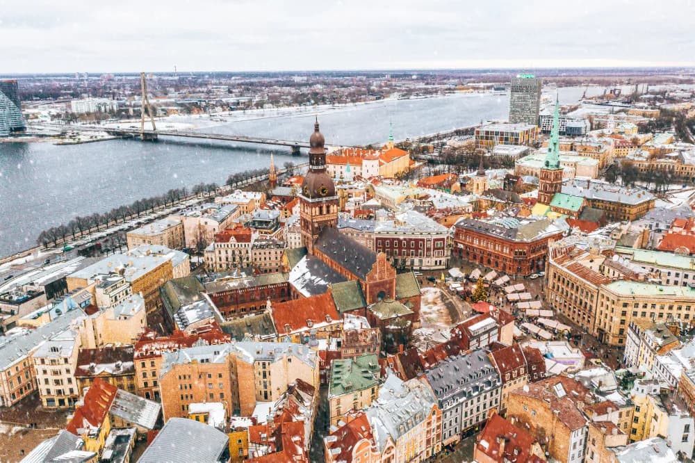 Atmospheric image for sworn Latvian translations